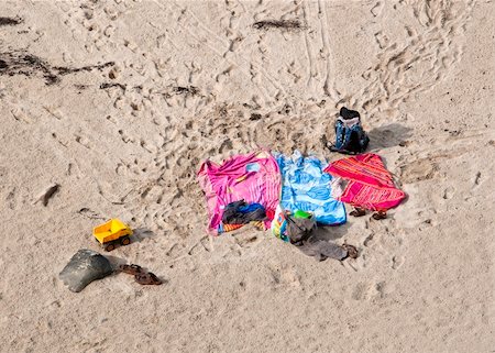 sandals resort - Three beach towels abandoned over sand Foto de stock - Royalty-Free Super Valor e Assinatura, Número: 400-04728596