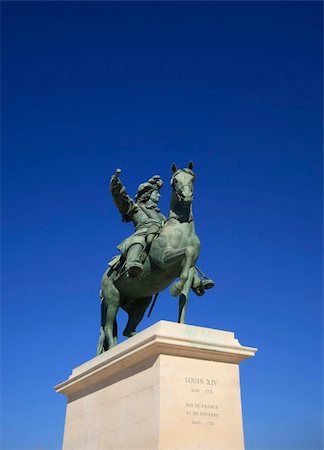 simsearch:400-04987781,k - Louis XIV's statue in front of the Versailles Chateau Stock Photo - Budget Royalty-Free & Subscription, Code: 400-04728601