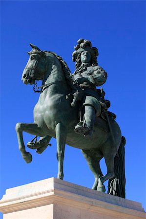 simsearch:400-04987781,k - Louis XIV's statue in front of the Versailles Chateau Stock Photo - Budget Royalty-Free & Subscription, Code: 400-04728602
