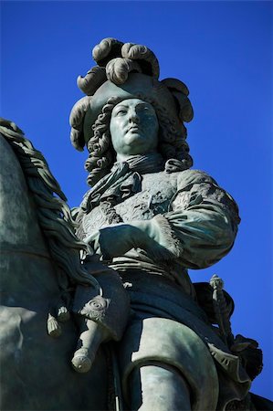 simsearch:400-04987781,k - Louis XIV's statue in front of the Versailles Chateau Stock Photo - Budget Royalty-Free & Subscription, Code: 400-04728603