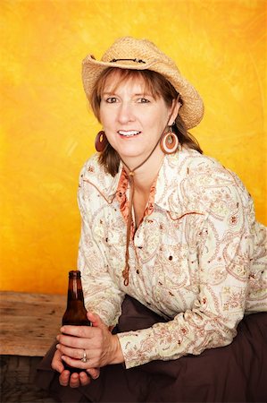 simsearch:400-05263090,k - Pretty western woman in cowboy shirt and hat with beer bottle Foto de stock - Super Valor sin royalties y Suscripción, Código: 400-04729418