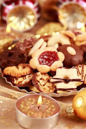 simsearch:400-04051271,k - Detail of delicious Christmas cookies with candles in golden tone Foto de stock - Royalty-Free Super Valor e Assinatura, Número: 400-04729778