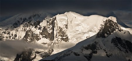 simsearch:400-05273393,k - Beautiful snow-capped mountains against the blue sky Foto de stock - Royalty-Free Super Valor e Assinatura, Número: 400-04729880