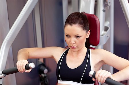 simsearch:400-04256139,k - Serious athletic woman using a bench press in a fitness center Stock Photo - Budget Royalty-Free & Subscription, Code: 400-04720181