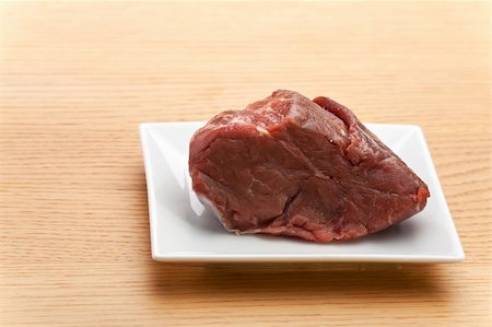 steak bacon - raw meat and bacon stripes on a wooden table Photographie de stock - Aubaine LD & Abonnement, Code: 400-04720807