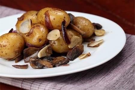 simsearch:400-05749089,k - Roasted potatoes with red onion, garlic and mushrooms Foto de stock - Royalty-Free Super Valor e Assinatura, Número: 400-04721813