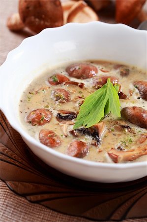 simsearch:400-04415230,k - Mushroom soup with field mushroom (agaricus) and shiitake mushroom Photographie de stock - Aubaine LD & Abonnement, Code: 400-04723998