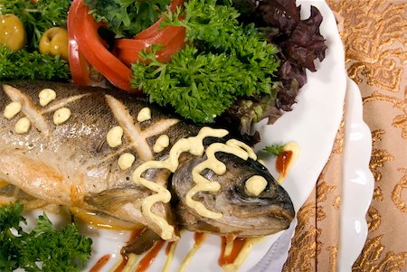 simsearch:400-05266390,k - Stuffed baked fish served with  salad Foto de stock - Royalty-Free Super Valor e Assinatura, Número: 400-04734259