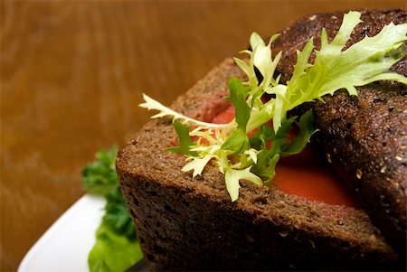 Red soup in a loaf of brown bread Stockbilder - Microstock & Abonnement, Bildnummer: 400-04734250