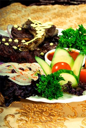 Fried ribs served with vegetables and sauce Stockbilder - Microstock & Abonnement, Bildnummer: 400-04734277