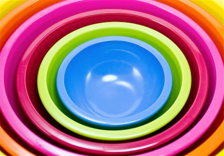empty green color background - Stack of colorful plastic bowls Photographie de stock - Aubaine LD & Abonnement, Code: 400-04734388