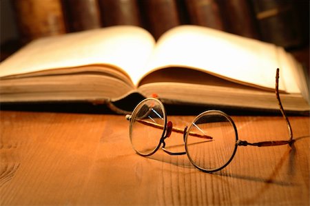 simsearch:400-06772771,k - Closeup of very old eyeglasses lying near open book on wooden background Photographie de stock - Aubaine LD & Abonnement, Code: 400-04734886