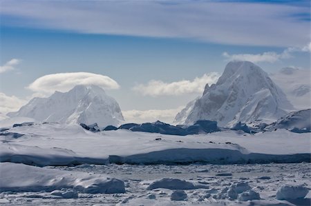 simsearch:862-03736156,k - Beautiful snow-capped mountains against the blue sky Photographie de stock - Aubaine LD & Abonnement, Code: 400-04735212