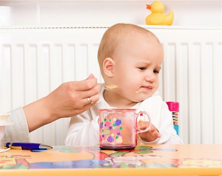 plump girls - Feeding procedure of a little baby Foto de stock - Super Valor sin royalties y Suscripción, Código: 400-04735679