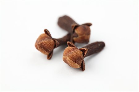 simsearch:400-06919406,k - Close-up of cloves on white background. Shallow dof Foto de stock - Royalty-Free Super Valor e Assinatura, Número: 400-04736065