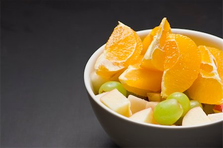 simsearch:400-04433511,k - Big bowl of juicy fruit with oranges, apples, grapes Stock Photo - Budget Royalty-Free & Subscription, Code: 400-04736098