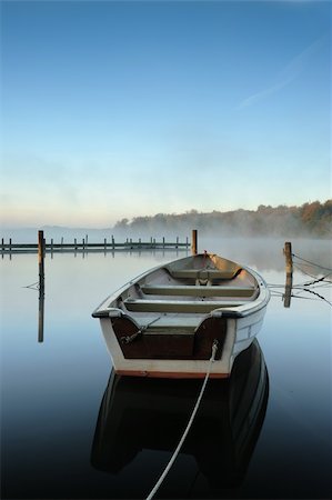 simsearch:400-04737108,k - Rowboat a misty morning Photographie de stock - Aubaine LD & Abonnement, Code: 400-04736157