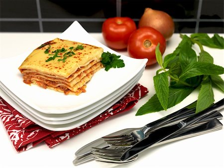 simsearch:400-04633328,k - Freshly cooked lasagne plated up on a kitchen bench Foto de stock - Super Valor sin royalties y Suscripción, Código: 400-04736237