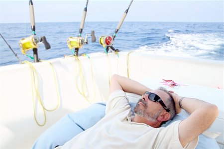 fächerfisch - Sailor senior fisherman relax on boat fishing deep sea Stockbilder - Microstock & Abonnement, Bildnummer: 400-04736370