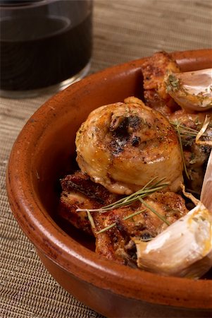 Traditional Spanish garlic chicken served in a clay pot Foto de stock - Super Valor sin royalties y Suscripción, Código: 400-04737774