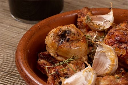 Traditional Spanish garlic chicken served in a clay pot Photographie de stock - Aubaine LD & Abonnement, Code: 400-04737775