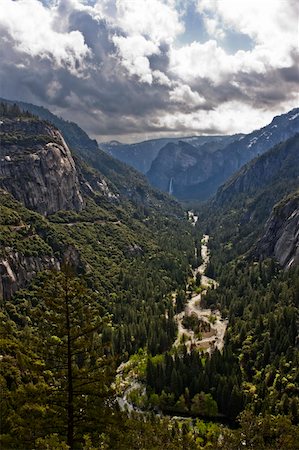 simsearch:6129-09044251,k - A river in Yosemite National Park running through a valley. Photographie de stock - Aubaine LD & Abonnement, Code: 400-04737778