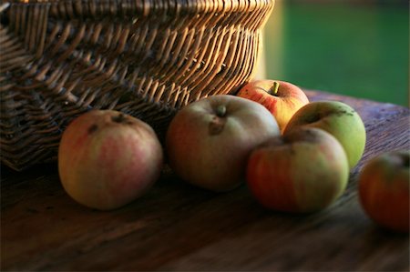 Freshly picked organic apples Photographie de stock - Aubaine LD & Abonnement, Code: 400-04737985