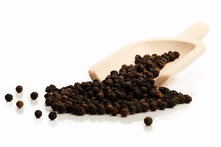 simsearch:400-06913270,k - black peppercorns with a wooden shovel on white background Foto de stock - Super Valor sin royalties y Suscripción, Código: 400-04738173