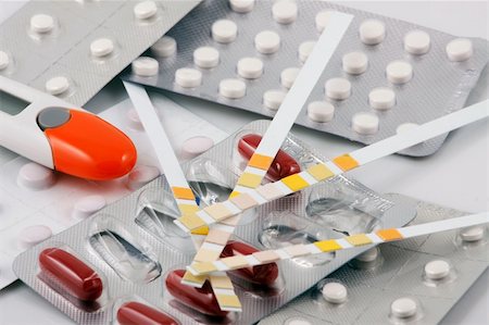 simsearch:649-08144833,k - Pills of many shapes and colors grouped together Fotografie stock - Microstock e Abbonamento, Codice: 400-04738198