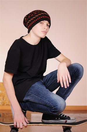 simsearch:400-05260723,k - The teenager with a skateboard and in a hat isolated on white background Foto de stock - Super Valor sin royalties y Suscripción, Código: 400-04738341