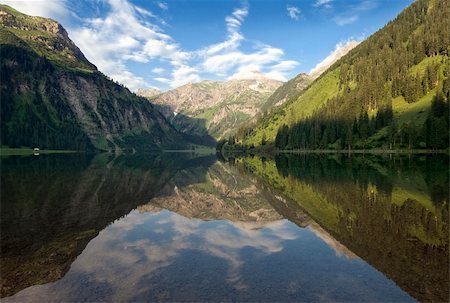 simsearch:400-04845642,k - Water reflection on a mountain lake early in the morning Photographie de stock - Aubaine LD & Abonnement, Code: 400-04739976
