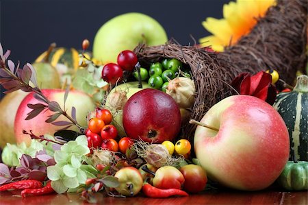 füllhorn - Autumn cornucopia - symbol of food and abundance Stockbilder - Microstock & Abonnement, Bildnummer: 400-04730339
