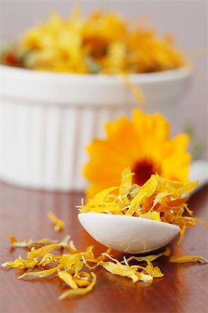 simsearch:400-05678542,k - Close-up of dried pot marigolds. Shallow dof Foto de stock - Super Valor sin royalties y Suscripción, Código: 400-04730358