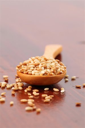 simsearch:700-00342851,k - Roasted sesame seeds on a wooden spoon Photographie de stock - Aubaine LD & Abonnement, Code: 400-04730352