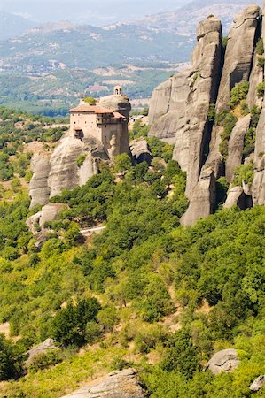 simsearch:400-06696238,k - The Metéora ("suspended rocks", "suspended in the air" or "in the heavens above") is one of the largest and most important complexes of Eastern Orthodox monasteries in Greece. Foto de stock - Super Valor sin royalties y Suscripción, Código: 400-04730391