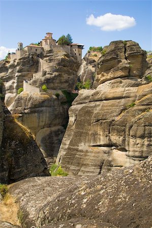 simsearch:400-06696238,k - The Metéora ("suspended rocks", "suspended in the air" or "in the heavens above") is one of the largest and most important complexes of Eastern Orthodox monasteries in Greece. Fotografie stock - Microstock e Abbonamento, Codice: 400-04730392