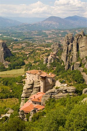 simsearch:400-06696238,k - The Metéora ("suspended rocks", "suspended in the air" or "in the heavens above") is one of the largest and most important complexes of Eastern Orthodox monasteries in Greece. Foto de stock - Super Valor sin royalties y Suscripción, Código: 400-04730408