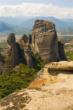 simsearch:400-06696238,k - The Metéora ("suspended rocks", "suspended in the air" or "in the heavens above") is one of the largest and most important complexes of Eastern Orthodox monasteries in Greece. Foto de stock - Super Valor sin royalties y Suscripción, Código: 400-04730412