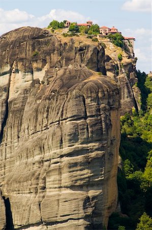 simsearch:400-06696238,k - The Metéora ("suspended rocks", "suspended in the air" or "in the heavens above") is one of the largest and most important complexes of Eastern Orthodox monasteries in Greece. Foto de stock - Super Valor sin royalties y Suscripción, Código: 400-04730413