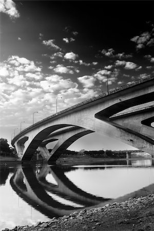 simsearch:400-04379488,k - Architecture of bridge with reflection in river and beautiful sky. Foto de stock - Super Valor sin royalties y Suscripción, Código: 400-04730691