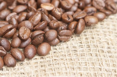 simsearch:649-07118462,k - Coffee beans on bagging material Stockbilder - Microstock & Abonnement, Bildnummer: 400-04731527