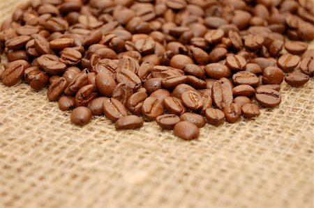 simsearch:400-04604628,k - Coffee beans on the sacking Stockbilder - Microstock & Abonnement, Bildnummer: 400-04731529