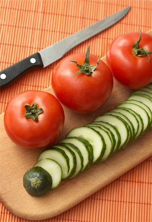 simsearch:400-03914983,k - Cooking: tomatoes, cucumber and knife on kitchen board Photographie de stock - Aubaine LD & Abonnement, Code: 400-04731536