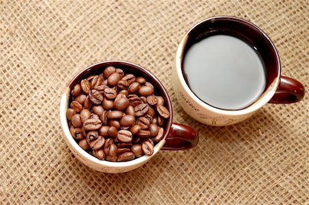 simsearch:400-04172155,k - Two coffee cups: one with beverage and other with beans Foto de stock - Super Valor sin royalties y Suscripción, Código: 400-04731532
