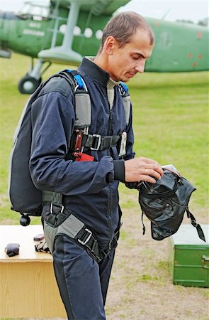 sky-diver (male) - Portrait of the parachutist in overalls against the plane Stock Photo - Budget Royalty-Free & Subscription, Code: 400-04732179