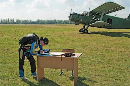 parachuter - The parachutist writes on a table against the plane Stock Photo - Budget Royalty-Free & Subscription, Code: 400-04732191