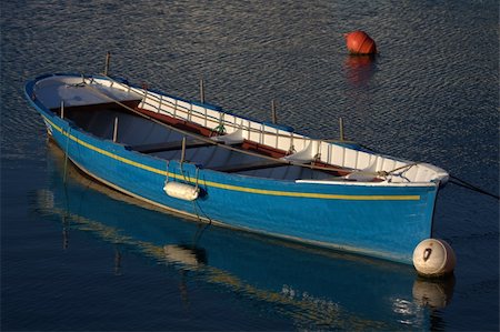 a blue boat moored in the port of Socoa near St Jean de Luz Foto de stock - Super Valor sin royalties y Suscripción, Código: 400-04732608