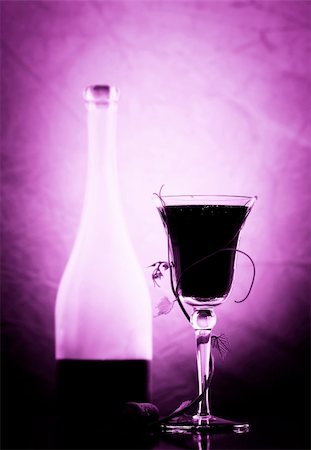 simsearch:400-03966426,k - red wine glass and bottle Fotografie stock - Microstock e Abbonamento, Codice: 400-04732980