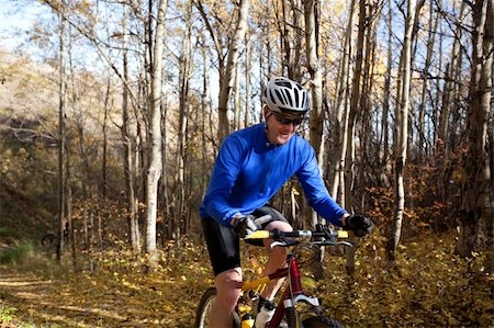 simsearch:400-04336549,k - Mature man mountain biking on autumn day. Fotografie stock - Microstock e Abbonamento, Codice: 400-04733677