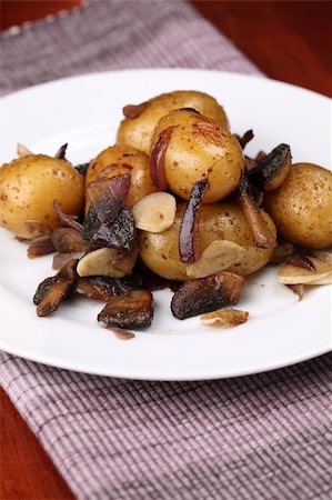 simsearch:400-05749089,k - Roasted potatoes with red onion, garlic and mushrooms Foto de stock - Royalty-Free Super Valor e Assinatura, Número: 400-04733801